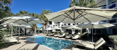 Außenpool, Liegestühle