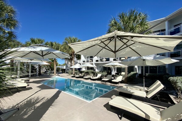 Piscine extérieure, chaises longues