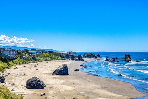 Spacious dog-friendly home w/ deck - perfect for family reunions - walk to beach