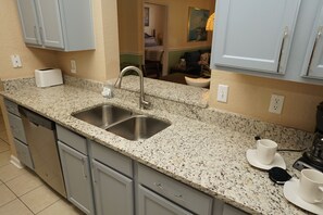 Kylskåp, mikrovågsugn, ugn och spishäll