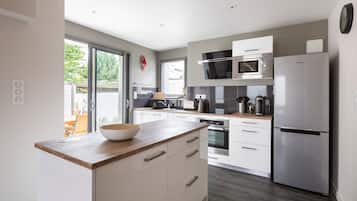 Een koelkast, een microgolfoven, een oven, een vaatwasser