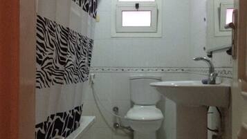 SĂšche-cheveux, serviettes fournies, savon, shampoing