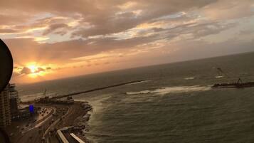 Plage, chaises longues