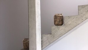 A concrete staircase with a minimalist design, featuring two woven baskets placed on the steps. - Villa in Dieulefit in Drome Provençale with views of nature and mountains (Dieulefit)
