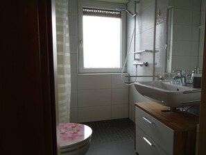 Asciugacapelli, asciugamani, sapone, shampoo