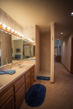 Combined shower/bathtub, hair dryer, towels, soap