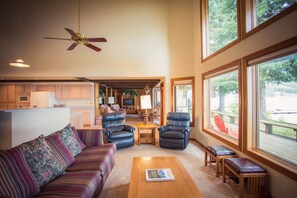 Televisión, chimenea, reproductor de DVD y libros 