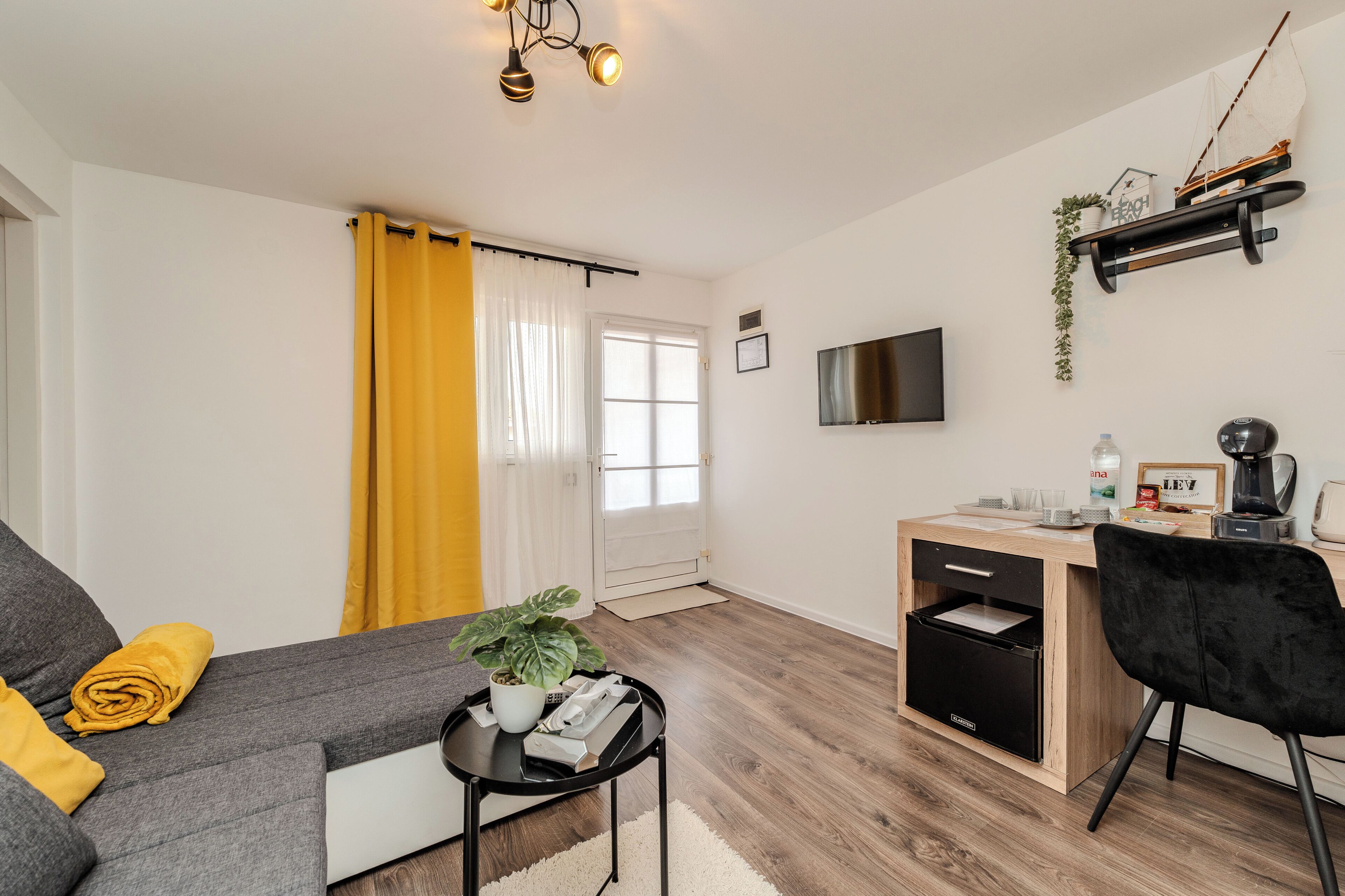 Familien-Dreibettzimmer, 2 Schlafzimmer, eigenes Bad | Wohnzimmer