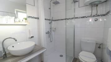 Familien-Dreibettzimmer, 2 Schlafzimmer, eigenes Bad | Badezimmer