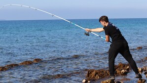 A person fishing by the sea with a long fishing rod. - Guesthouse Kod Spavalice (Vir)