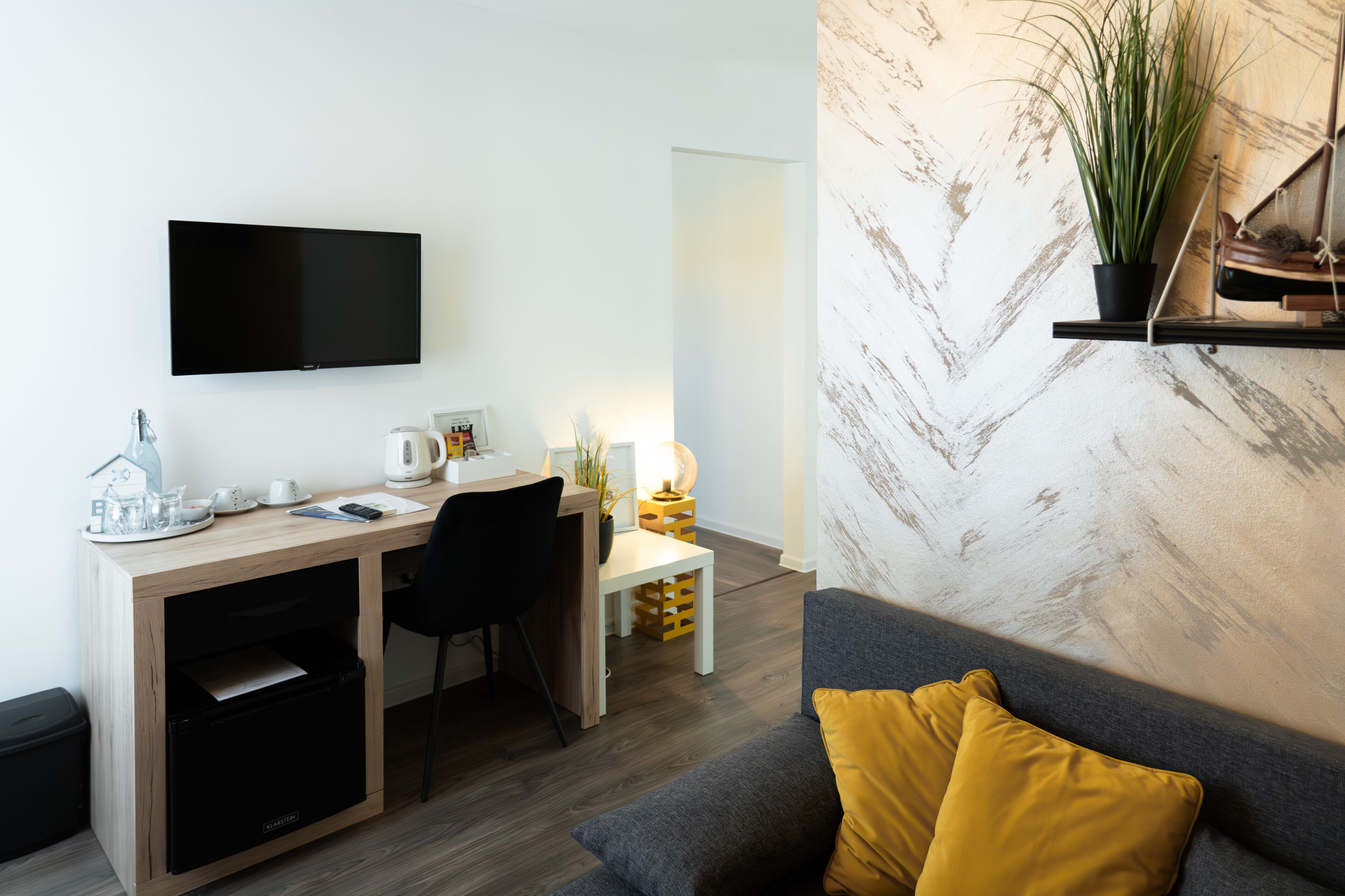 Comfort Double Room | Living area | Flat-screen TV, toys, stereo