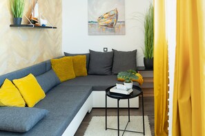Quarto casal conforto | Área de estar | TV de tela plana, brinquedos, aparelho de som