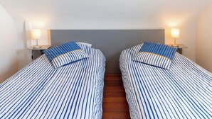 A twin room with two single beds, each with striped bedding and bedside lamps. - Homerez - House in Plurien (Plurien)