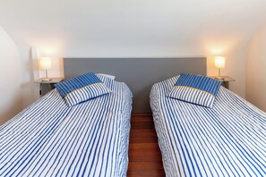 1 chambre, fer et planche à repasser, lit parapluie