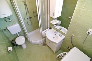 Dusche, Haartrockner, Handtücher, Toilettenpapier