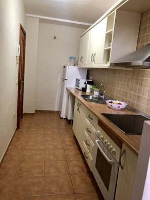 Fridge, microwave, oven, coffee/tea maker