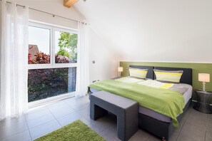 2 bedrooms, desk, iron/ironing board, WiFi