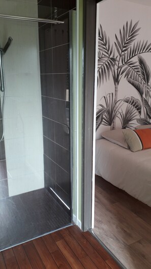 Badewanne, Haartrockner, Handtücher