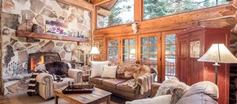 リバーハウス - 森、ビリヤード台、暖炉、ネイチャービューに囲まれた驚くべき家。