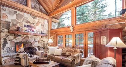 River House - hämmästyttävä koti, joka sijaitsee metsässä, biljardipöytä, takka, luonto.