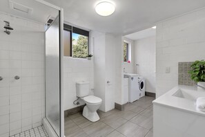 Shower, towels - Spacious apartment in very well maintained complex.  Walk to beach. (Point Lookout)