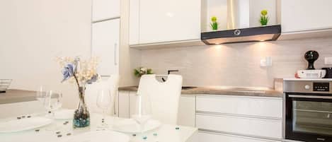 Frigorífico, microondas, horno y placa de cocina