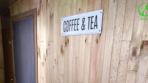A wooden wall with a sign that reads "COFFEE & TEA". - TerrazaMar EcoCabañas (Quintero)