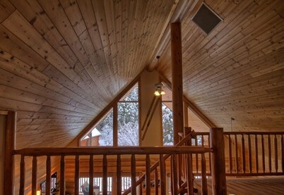 YOU'VE ARRIVED!  Beautiful Log Cabin! Business License #16786
