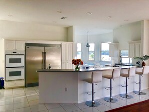 Fridge, microwave, oven, stovetop - Luxury 5 Star Rated Homosassa Home. Prime location, ultra-clean, well designed (Homosassa)