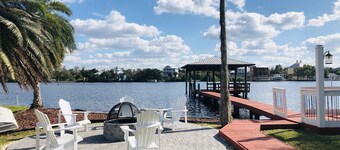 Ultra-Clean, Spacious and Secluded - 5 Star Rated Waterfront Home in Homosassa.