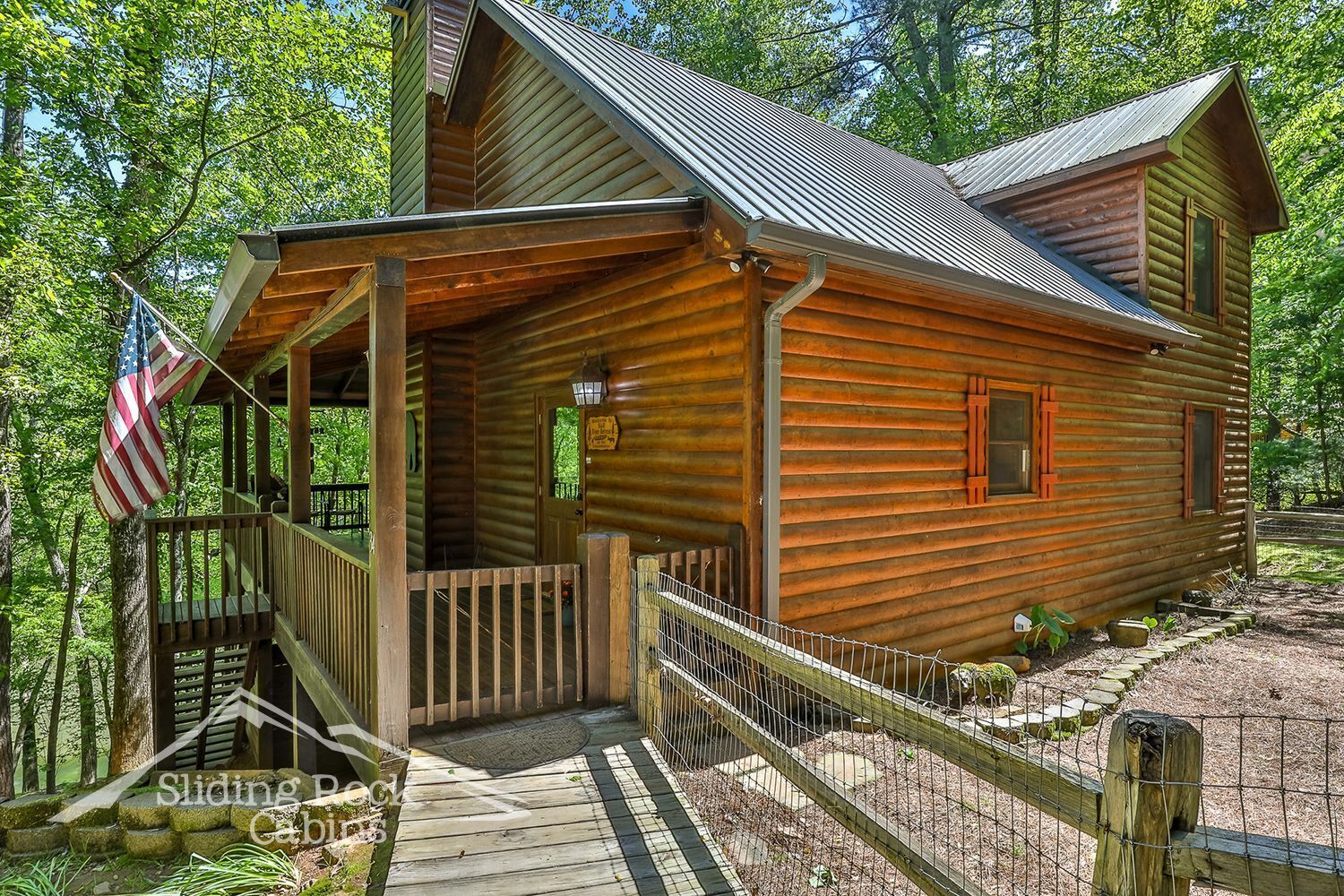 Coosawattee Riverfront, hot tub, pet friendly-fenced yard, pool table, sauna.