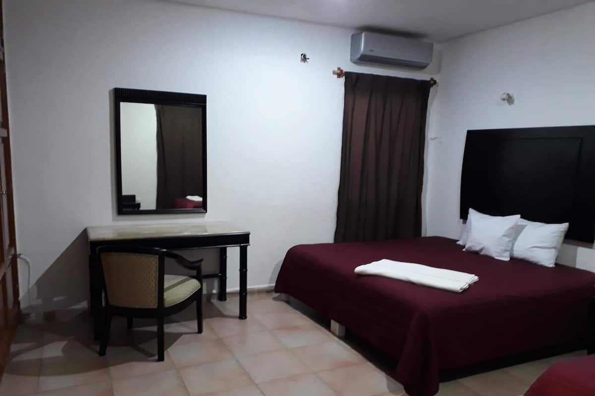 Habitación básica con 1 cama doble o 2 individuales | Ropa de cama hipoalergénica, tabla de planchar con plancha, wifi gratis