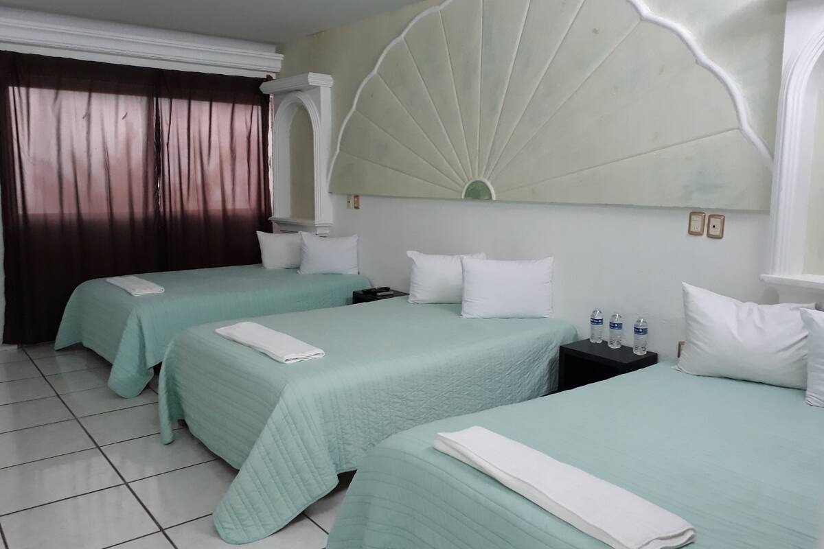 Quarto triplo standard | Roupas de cama antialérgicas, ferros/tábuas de passar roupa