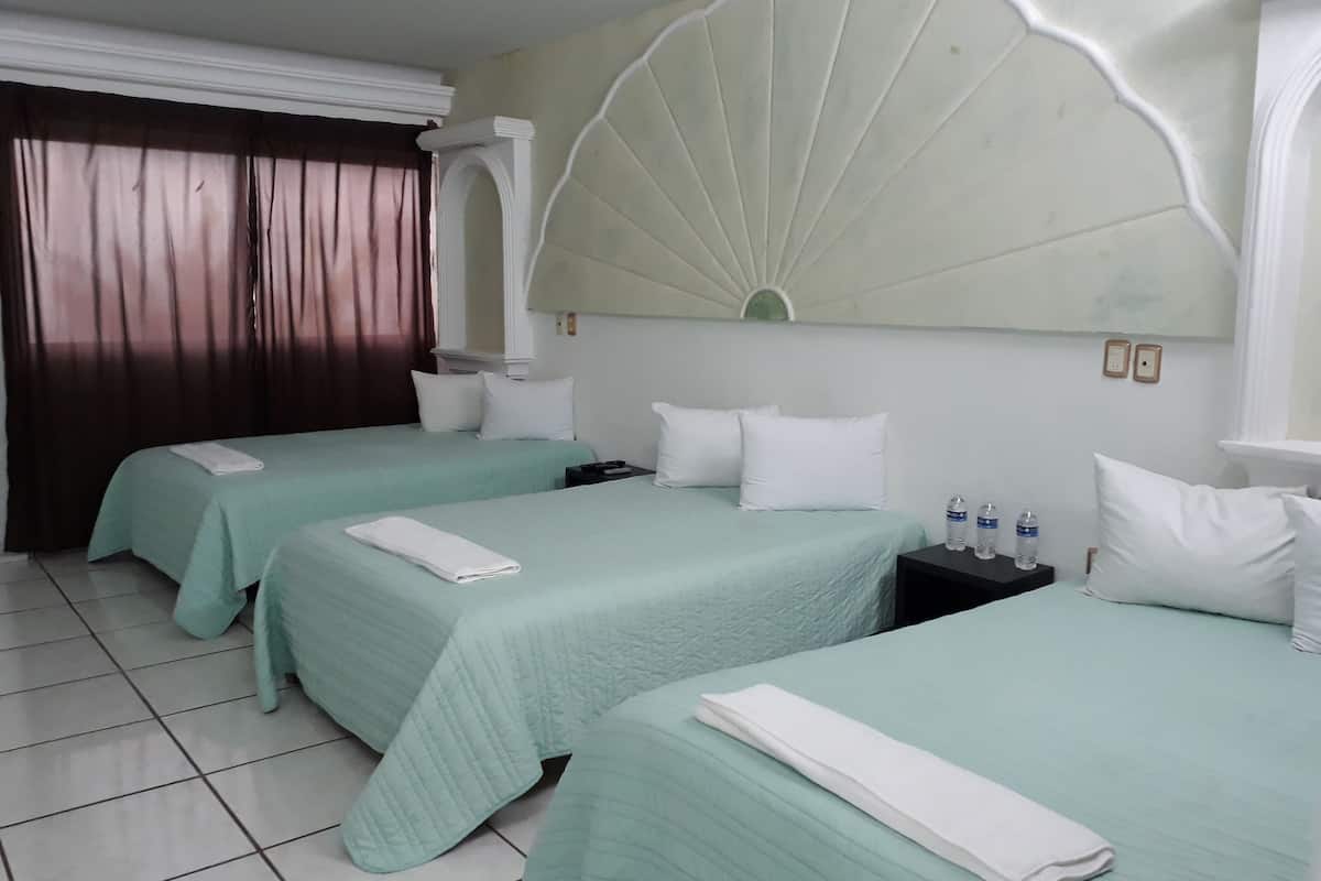 Habitación triple estándar | Ropa de cama hipoalergénica, tabla de planchar con plancha, wifi gratis