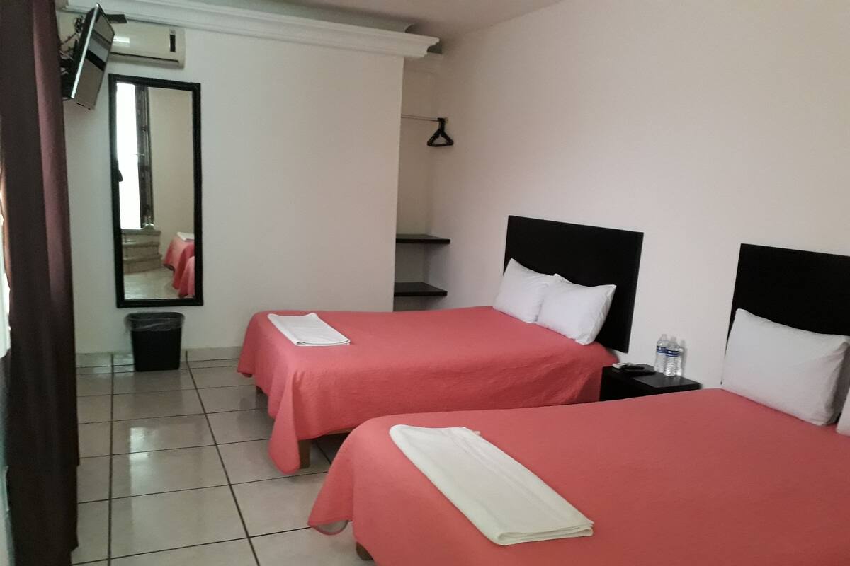Quarto casal standard | Roupas de cama antialérgicas, ferros/tábuas de passar roupa