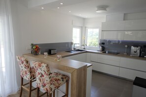 Kylskåp, mikrovågsugn, ugn och diskmaskin