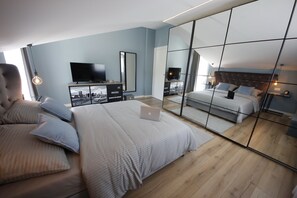 4 chambres, fer et planche à repasser, lit de bébé portatif