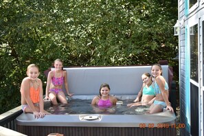 Outdoor spa tub