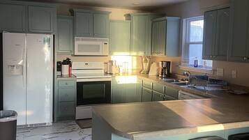 Geladeira, micro-ondas, fogão, cooktop