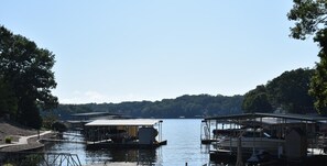 Ein ruhiger See mit Anlegestellen und Booten.