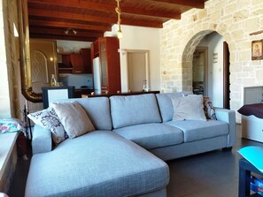 Smart TV, lareira, livros