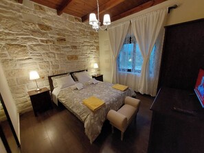 2 間睡房、房內夾萬、熨斗/熨衫板、可攜式嬰兒床