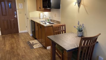 Refrigerador, microondas, parrilla de estufa y cafetera y tetera