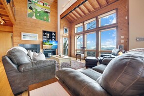 Smart TV, fireplace - Best Views in the mountains by far on Run Away Ridge!!! Ultimate Privacy (Clyde)