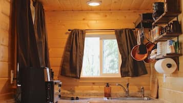 Een kookplaat, een koffiezetapparaat/waterkoker