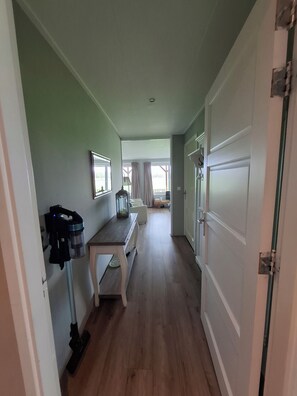 Interior - B & B Boszicht Leeuwarden Veranda with a rural view of the adjacent city forest (Leeuwarden)