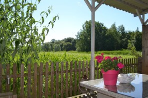 Outdoor dining - B & B Boszicht Leeuwarden Veranda with a rural view of the adjacent city forest (Leeuwarden)