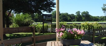 B＆B Boszicht Leeuwardenベランダと隣接する街の森林の田園風景