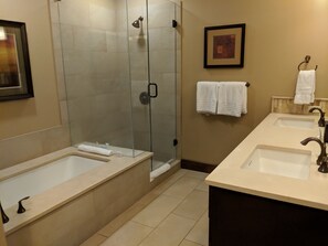 Bathroom - Beautiful Ski In/Ski Out Lodge in Northstar (Truckee)
