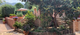 HUS MED badbassäng i CATALONIA